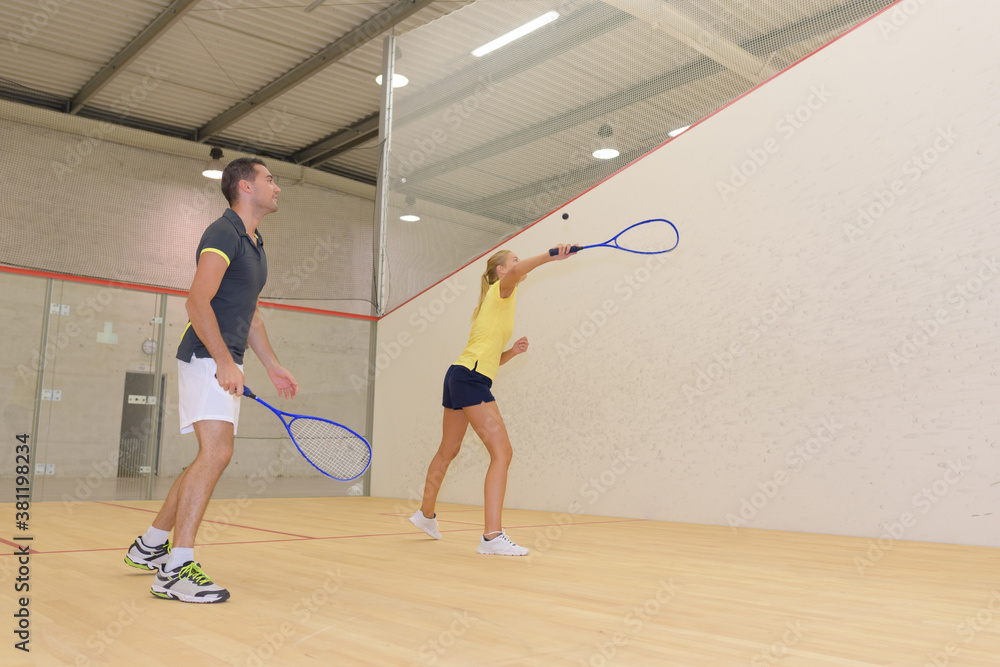 Obraz premium a couple playing tennis indoors