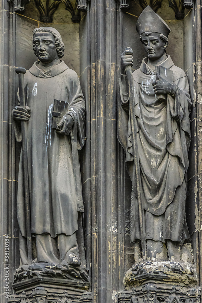 Obraz premium Saints Statues at central portal of western facade of Saint-Ouen-de-Rouen. Rouen Saint-Ouen Abbey Church (Abbatiale Saint-Ouen, 1318 - 1537) - Gothic Roman Catholic church in Rouen, Normandy, France.