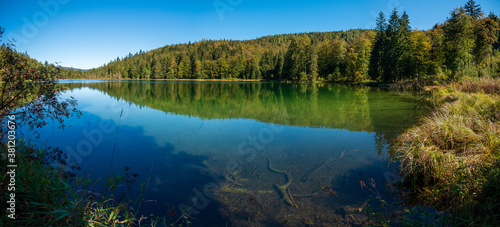Fototapeta Naklejka Na Ścianę i Meble -  Frillensee, Bayern, an einem sonnigen Herbsttag