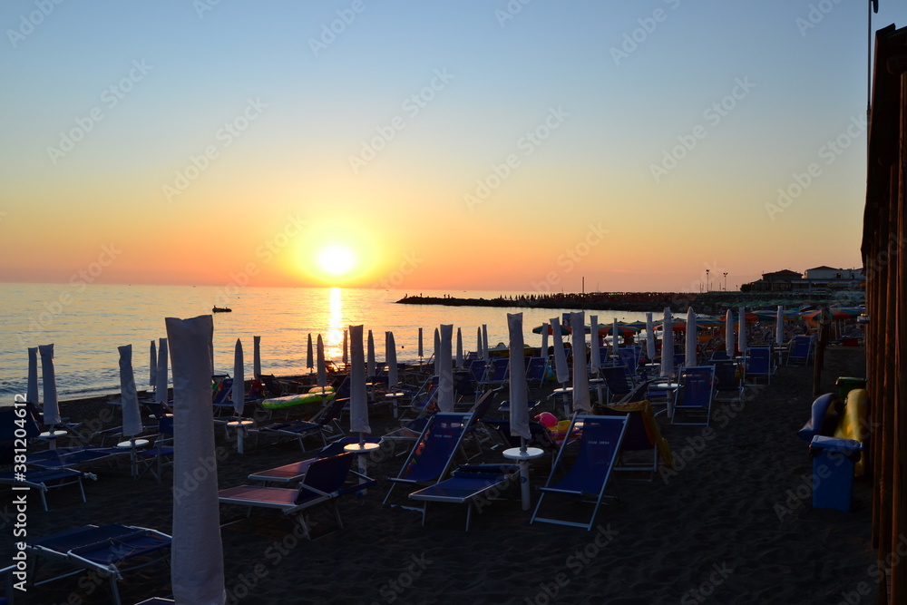 Obraz premium sunset on the beach an pier Livorno