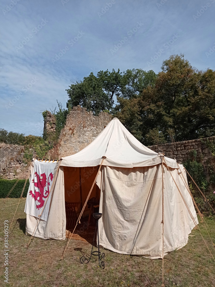 Tente médiévale dans enceinte d'un château