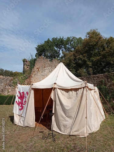 Tente médiévale dans enceinte d'un château