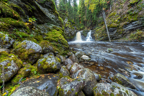  Mały wodospad zwany Bråstadfossen niedaleko miejscowości Gjovik w Norwegii photo