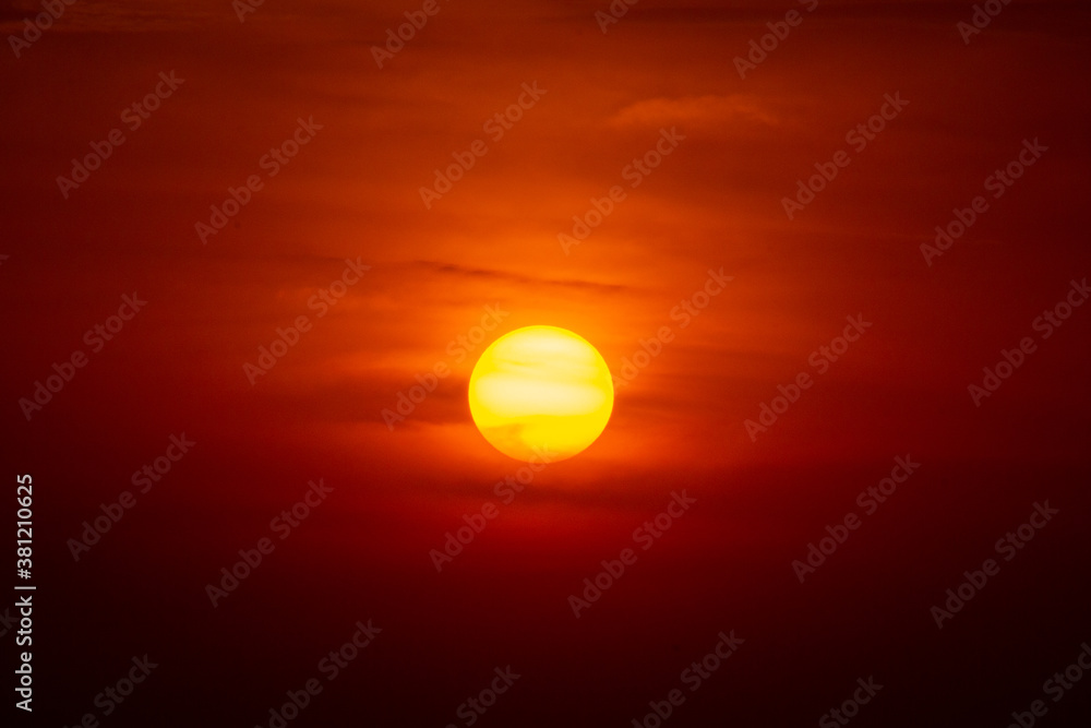 Por do Sol, sol poente, céu alaranjado com algumas nuvens