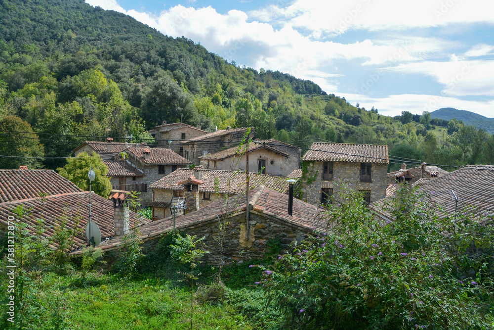 BEGET, CATALONIA, SPAIN, EUROPE, SEPTEMBER 2020. Beautiful houses and stone streets of the medieval city of Beget, an important tourist city in Catalonia. View from the lookout.