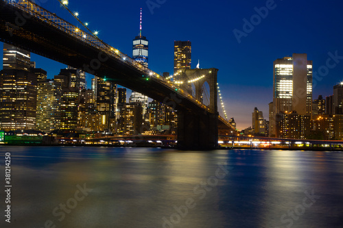 Fototapeta Naklejka Na Ścianę i Meble -  Night view of brooklyn bridge