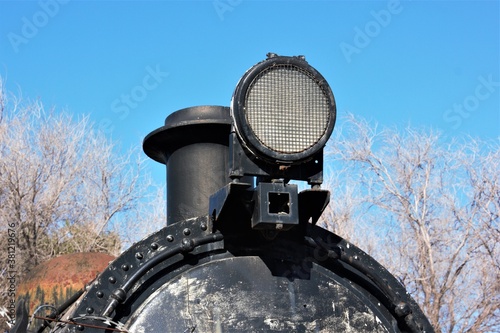 una vieja locomotora y su luz central en la estacion de trenes de la ciudad de bahia blanca en argentina