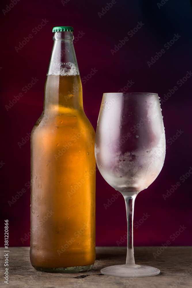 Botella de cerveza artesanal con copa vacía Botella de cerveza artesanal con copa vacía