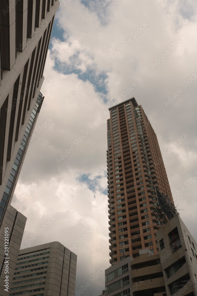 Fototapeta premium 大都会にそびえるビル群と都会の空