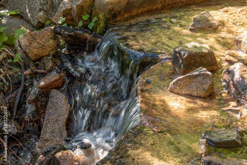 Obraz premium creek waterfall rocks near lake tahoe nevada