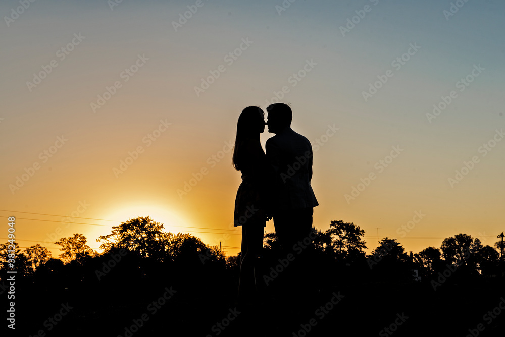 pareja al atardecer