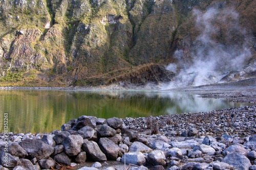 Volcán laguna verde cráter rocas volcánicas aguas termales