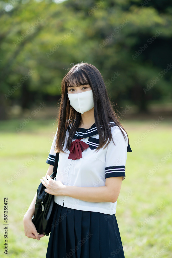 マスクを着用した女子高生 マスクを着用した女子高生