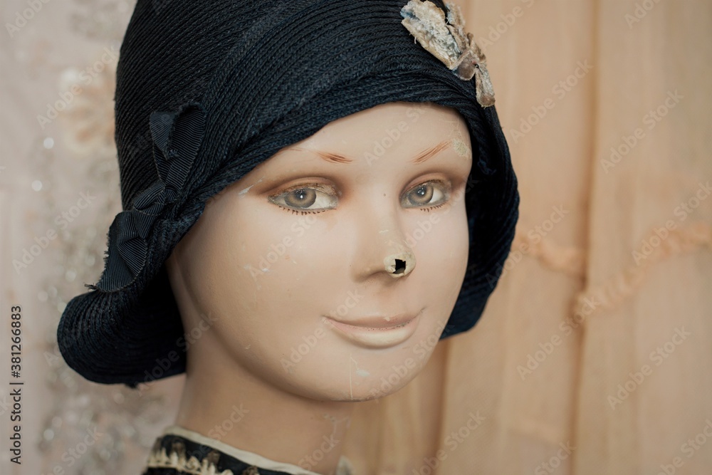 Fototapeta premium An Antique Woman Mannequin Portrait In The Cloche Hat From 1920´s In The Vintage Style And Mood