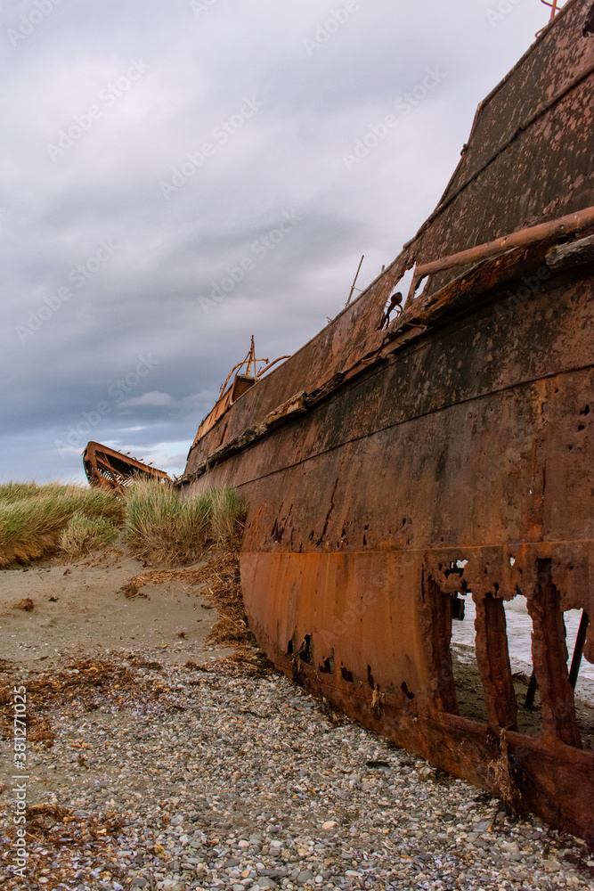 barco abandonado en playa de chile