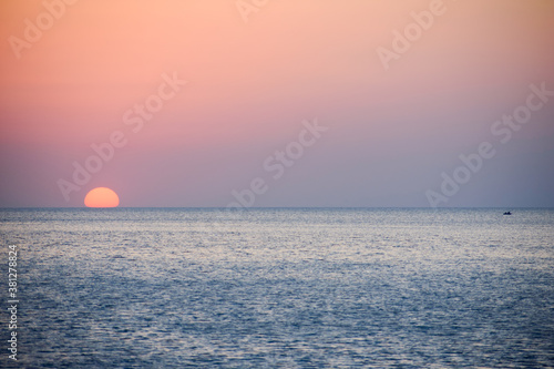Fototapeta Naklejka Na Ścianę i Meble -  The sun is lost in the sea on a beautiful sunset