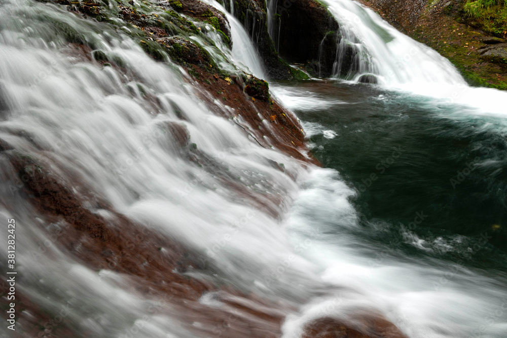 Fototapeta premium 初秋のおしどり隠しの滝