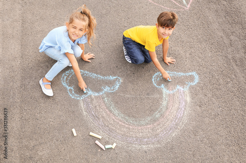 Little children drawing rai...