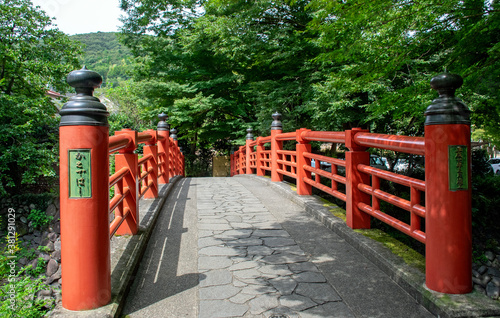 伊豆 修善寺の朱色が映えてアーチ姿が美しい「かえで橋」