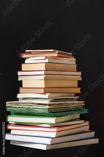 Stapel von Büchern auf einem Schwarzen Hintergrund