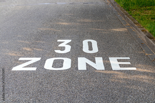 Straßenmarkierung mit dem Hinweis 30 Zone