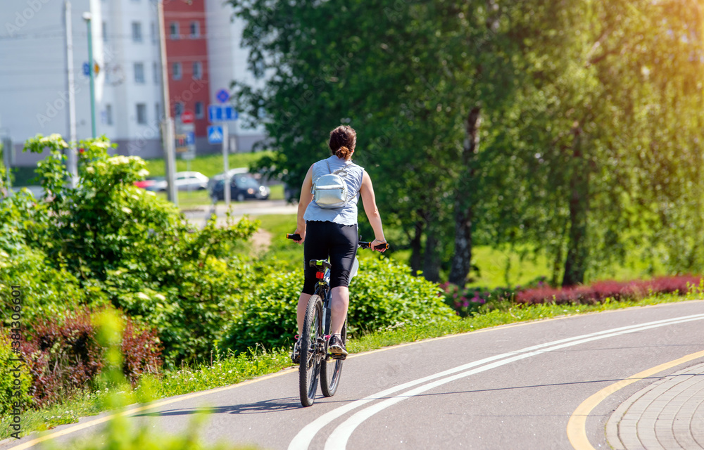 Obraz premium Cyclist ride on the bike path in the city Park