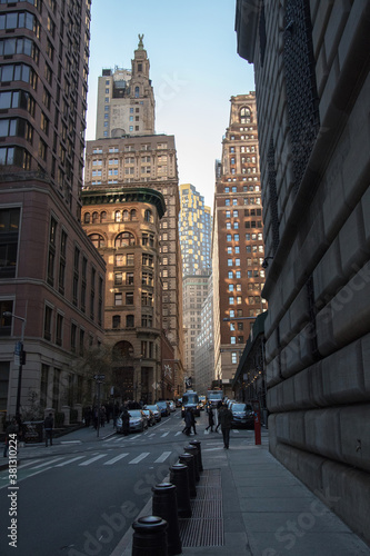 Vue sur sue rue de New york avec des bâtiments de styles différents