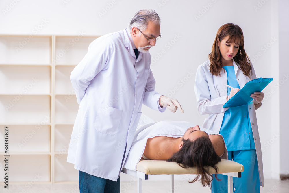 Obraz premium Police coroner examining dead body corpse in morgue