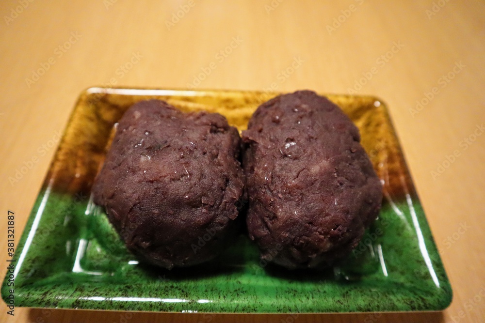 日本のスーパーのおはぎのクローズアップ
