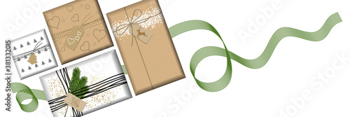 Bannière avec des cadeaux de Noël aux emballages originaux en papier kraft ou blanc décorés de motifs de fêtes.