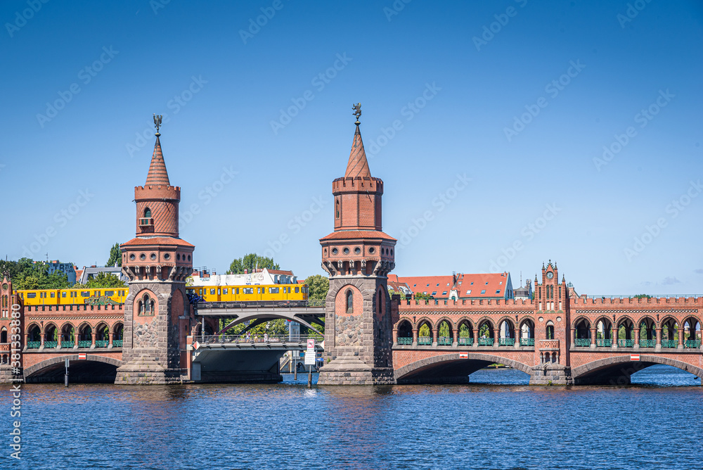 Oberbaumbrücke in Berlin mit gelber U-Bahn und der Spree