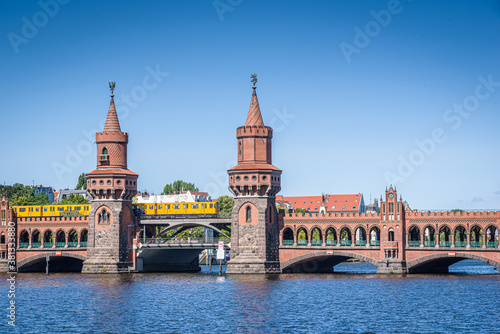 Oberbaumbrücke in Berlin mit gelber U-Bahn und der Spree