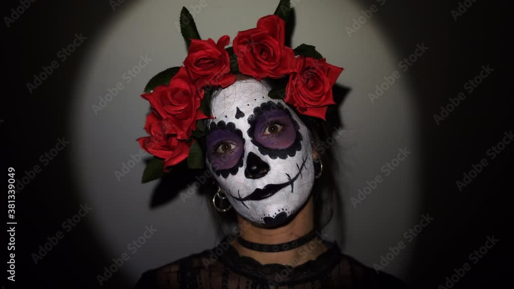 Concepto de Carnaval o Halloween. Mujer disfrazada pintada de calavera mexicana blanca, usa ropa negra en un escenario de miedo 4K Concepto de Carnaval o Halloween. Mujer disfrazada pintada de calavera mexicana blanca, usa ropa negra en un escenario de miedo 4K