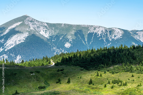 Blick von der Rax zum Schneeberg über die weite Landschaft und Wanderweg in der Ferne