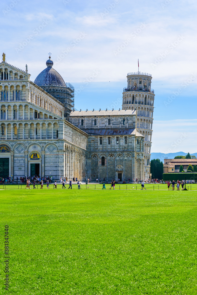 Obraz premium Pisa Cathedral (Duomo di Pisa) with Leaning Tower of Pisa on Piazza dei Miracoli in Pisa, Tuscany, Italy. World famous tourist attraction and travel destination.
