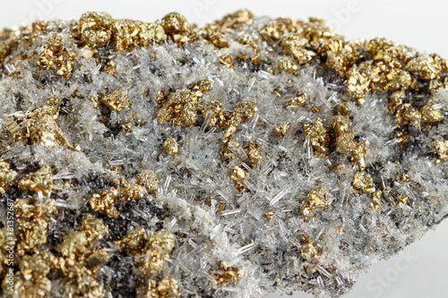 Fotografía macro stone mineral Quartz pyrite on a white background