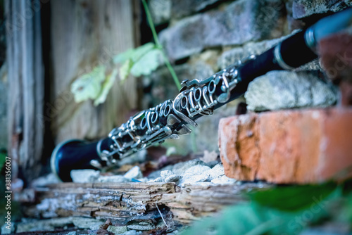Photographie Old clarinet on a background of a beautiful old broken brick wall