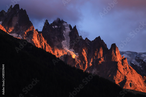 sunrise in the mountains © hugotorres