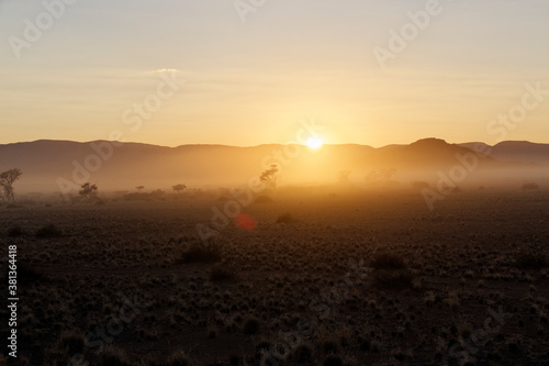 Goldener Sonnenaufgang vor H  gelkette in Sesriem  Namibia
