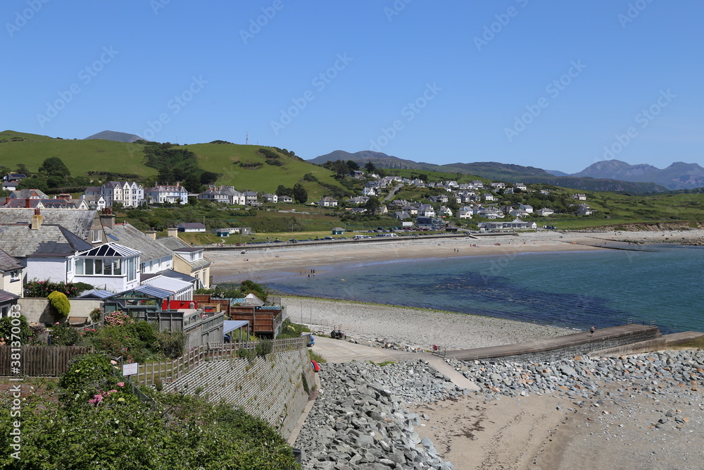 A view across the coastal resort village of Criccieth on the Llyn Peninsula, Gwynedd, Wales, UK.