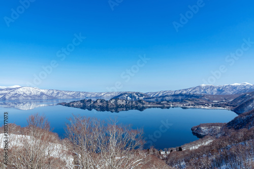 【十和田湖】紫明亭から眺める早春の十和田湖と八甲田山