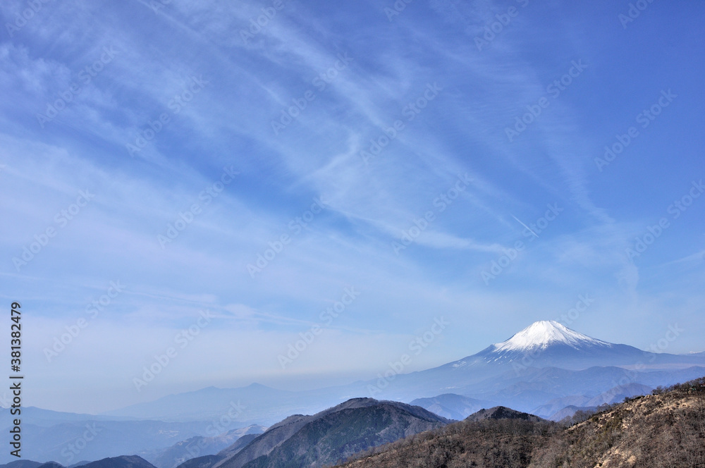 冬晴れの空に巻雲 丹沢山地と富士山