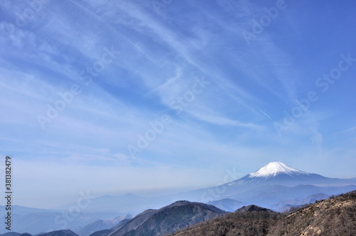 冬晴れの空に巻雲 丹沢山地と富士山