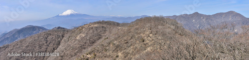 丹沢山地のパノラマ 小丸から富士山と西丹沢を望む
