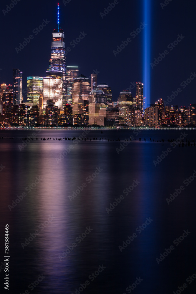 Obraz premium 9/11 Memorial Lights and Financial District with long expsorue at night