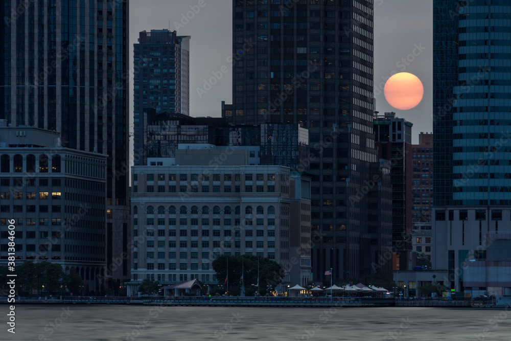 Obraz premium Hazy sunset over Jersey city skyline
