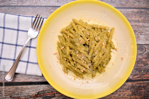 pasta con sugo di pesto piatto italiano con basilico aglio  formaggio e pinoli photo