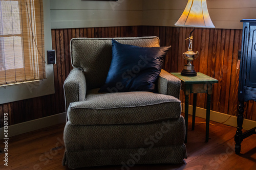 Fotografía An easy lounge chair that is comfortable in a dark cozy living room or den of a