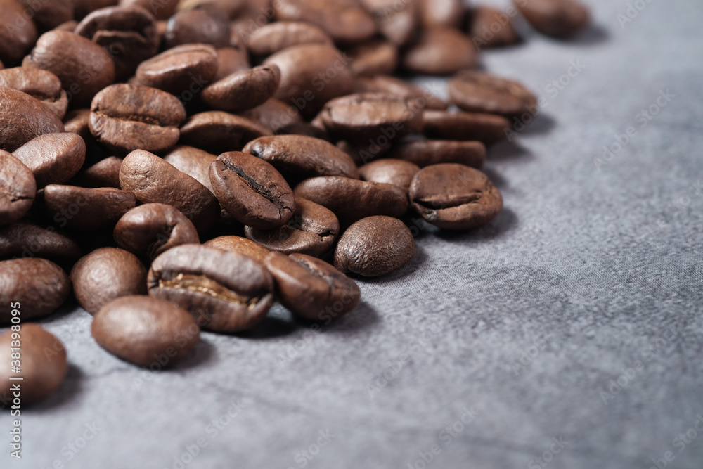 Naklejka premium fresh coffee beans on black background with copy space.