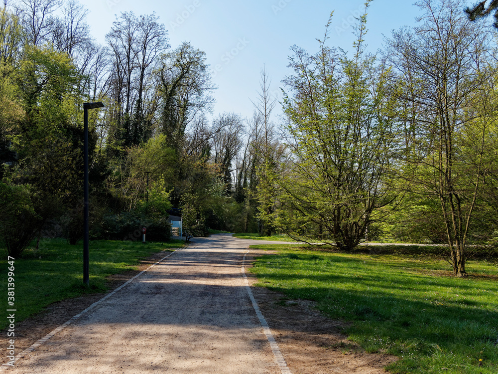 Bad Bellingen im Markgräflerland (Bade-Wurtemberg) - Sentier de promenade dans le parc et jardin botanique de la ville et des thermes
